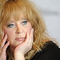 «Не имеет права называться народной артисткой РФ»: Путина призывают наказать Пугачеву