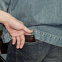 Отзывчивый охранник и вороватая парочка: как женщине вернули украденный телефон Отзывчивый охранник и вороватая парочка: как женщине вернули украденный телефон