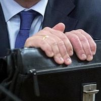 Огромные долги, автопарки, золото, квартиры в тёплых странах: кто у нас идет на выборы в Сейм?