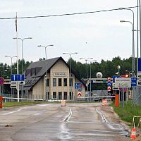 Пробил два шлагбаума на Lexus: гражданин Таджикистана незаконно въехал в Латвию