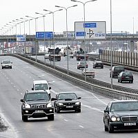 Концептуально одобрено: гражданам третьих стран разрешат водить только с латвийскими правами?