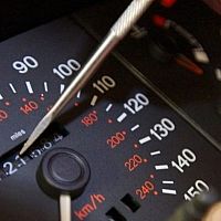 Каждый 10-й автомобиль в Латвии — со «скрученным» пробегом: эксперты