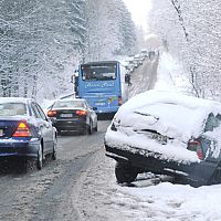 Лёд и заносы на латвийских дорогах: где сложнее всего?