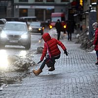 Зима настала — ноги раскидало: как не стать жертвой обледеневших улиц и тротуаров Зима настала — ноги раскидало: как не стать жертвой обледеневших улиц и тротуаров
