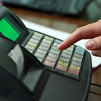 И зачем? Вместо компенсации парни взяли всю кассу: ограбление в Риге