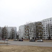 Кто так паркуется! Машина спецслужб застряла во дворах Иманты (ФОТО)