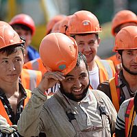 И серьёзный экзамен по английскому! Политики — за ужесточение правил въезда иностранцев в Латвию