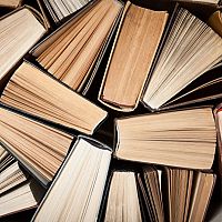 Приходят люди с чемоданами и мешками: в Вецмилгрависе бесплатно раздают книги