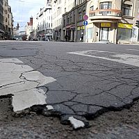 Война ударила по дорожному строительству Латвии. Битум за неделю подорожал на треть