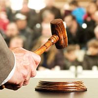 Латвия распродает ценности с молотка: среди лотов творение Дома Фаберже