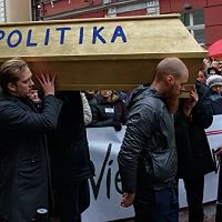 Исследователь: политикам в Латвии не хватает умных помощников