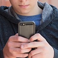 Никаких соцсетей до 15 лет: Латвия собирается оградить детей от интернета