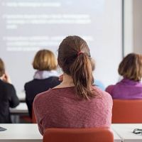 Иностранные выпускники вузов не хотят оставаться в Латвии: почему?