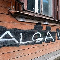 «Зарплата зависит от отношения»: объявление о работе вызывает и смех и слезы