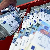 Бюджет трещит: Латвии грозит новый рост долга