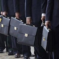 Безопасность в приоритете: чиновникам сокращены доплаты к заплатам