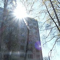 В Иецаве женщина выпала из окна 7-го этажа: похоже, что не сама