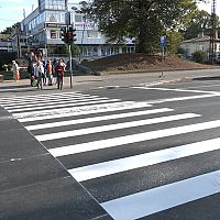 Пристают к прохожим, бьют окна, терроризируют продавцов: в Ильгюциемсе орудует банда подростков