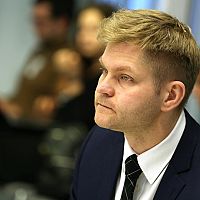 Полезный урок: политическая партия обвиняет бывшего лидера в растрате