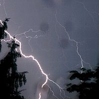 Молния попала в дом под Ригой: огонь уничтожил 175 квадратных метров