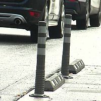 «Коррупция — визитка Рижской думы». Скандалы вокруг столбиков не утихают