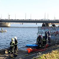 Женщина спрыгнула в Даугаву с Каменного моста: ищут уже 2 дня