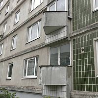 В Риге из окна восьмого этажа выпал подросток: подробности