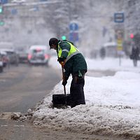Дворник лучше убирал: жители Юглы недовольны работой мобильных бригад