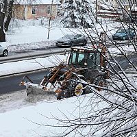 Ригу заметает. Транспорт опаздывает. 112 единиц техники разгребают улицы