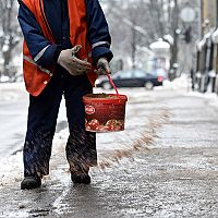Сами посыпайте лед на тротуарах: рижанам бесплатно выдают песок