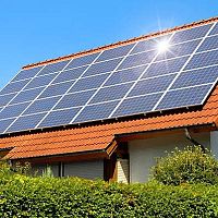 Солнечные панели на крышах многоэтажек. А вы поставили бы?