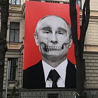 Собирают подписи что бы отключить свет посольству России в Риге