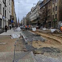 Коварная яма и «жадная» дума: рижанка почти год не может добиться компенсации за травму