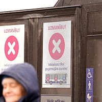 Без «зайцев» и бомжей: с августа в общественный транспорт Риги можно будет войти только через первую дверь