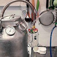 Гнать так гнать! У подпольных самогонщиков изъято 340 литров браги