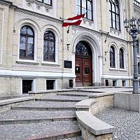 Почему отличница вынуждена конкурировать с амбалом: пост абитуриентки о льготах после армии расколол латвийцев
