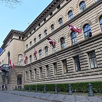 Чемодан, вокзал, далее везде: инициатива о выдворении нелояльных лиц из Латвии дошла до Сейма