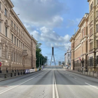 Улицы Риги начали чистить от зимнего мусора