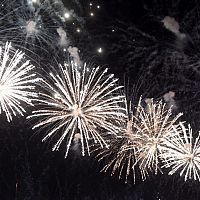 Да или нет? Ратниекс запустил опрос о запрете салюта в Новый год по московскому времени