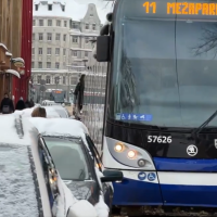 Снежный коллапс в Риге. Автобусы и троллейбусы отстают от графика до 30 минут