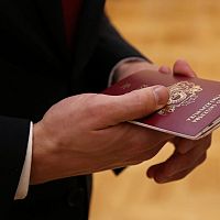 Лишение гражданства и выдворение из страны нелояльных: Сейм обсуждает