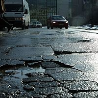Ям на дорогах всё больше: за год число страховых случаев возросло вчетверо