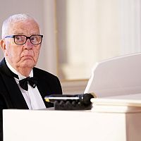 «Пусть продаёт! Нет, надо лезть с налогами!» Паулс возмущен бюрократией