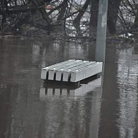 Елгава готовится к паводкам: спасают мусорники и скамейки