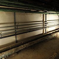 Кровать, обогреватель и еда: в подвале многоквартирного дома в Кегумсе жил подросток