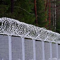 Забор не остановил: гражданин России проник в Латвию