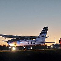 В субботу вечером на Таллинское шоссе в районе Адажи совершил аварийную посадку легкий самолет (ВИДЕО)