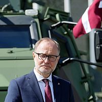 Aizsardzības ministrs: Militārais konflikts Irānā rada virkni pamatotu bažu un risku