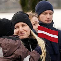 Куда мужчины подевались? Женщин в Латвии намного больше — вы удивитесь, насколько