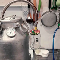 Мой сосед гонит самогон? Рижанка опасается, как бы дом не взорвался